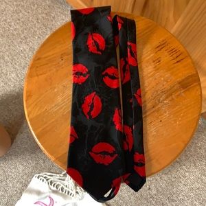 ANDALORO black tie with red kisses 54” Valentine’s Day gift
Fun date night tie